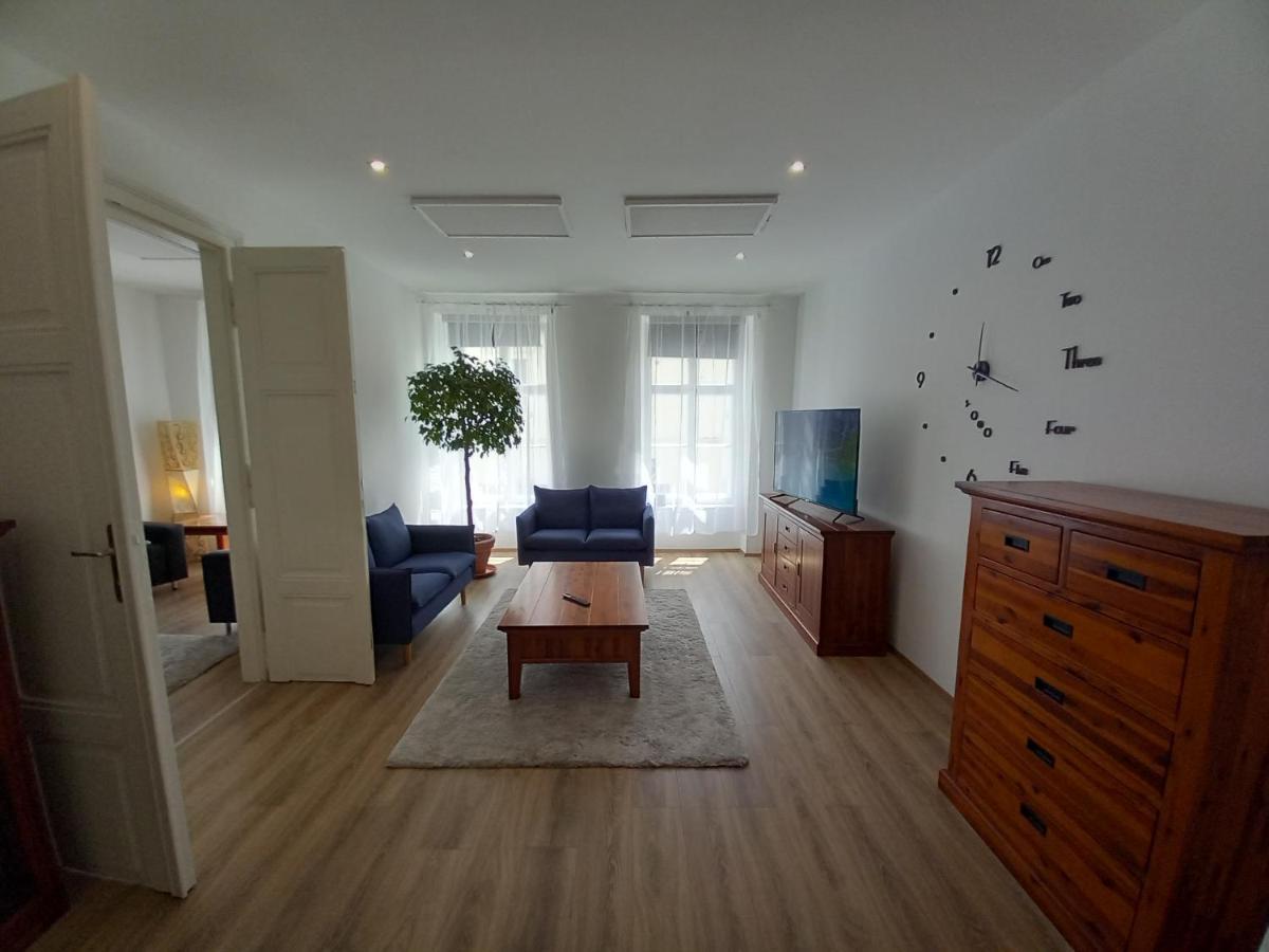 Korvin One Apartman Pápa Exterior foto